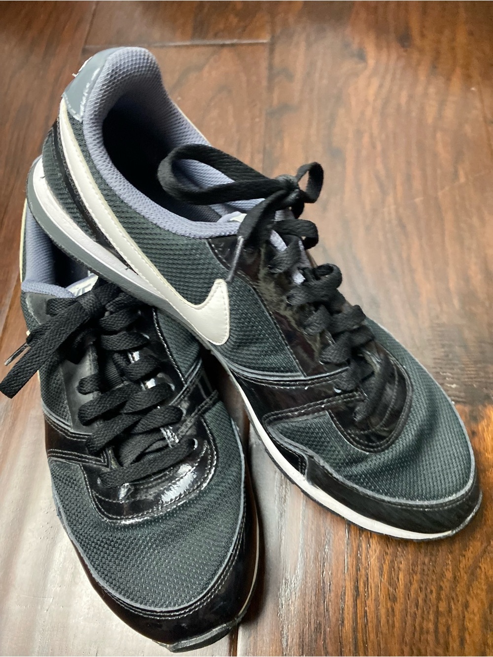 NIKE casual shoe.